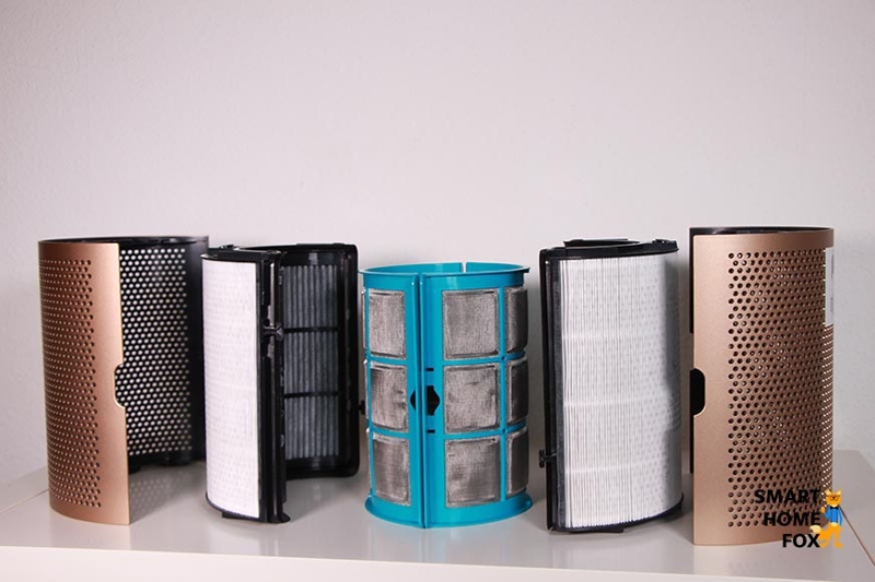 Der HEPA-Filter, Aktivkohlefilter und katalytische Filter vom Dyson Purifier Cool Formaldehyde TP09 stehen nebeneinander